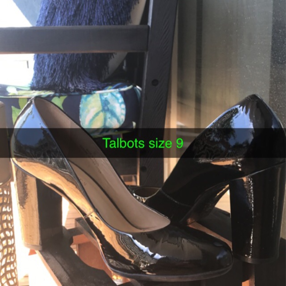 Black pumps